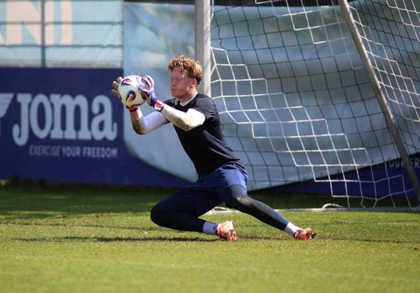 Fussball, Herren, Regionalliga Bayern, Saison 2026 2027, TSV 1860 München, Training Paul Bachmann (TSV 1860 München) fängt einen Ball sicher