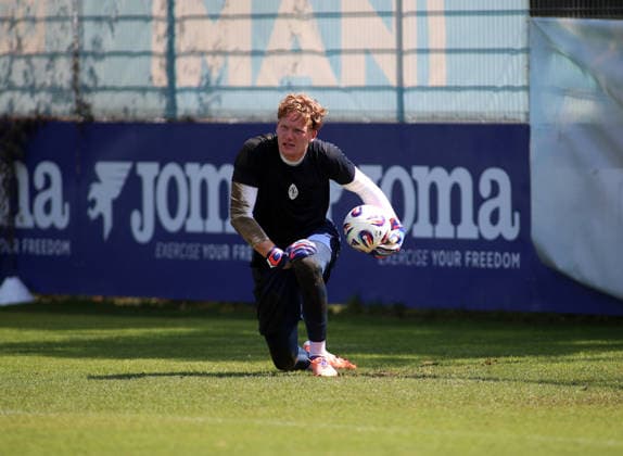 Fussball, Herren, Regionalliga Bayern, Saison 2026 2027, TSV 1860 München, Training Paul Bachmann (TSV 1860 München) rollt einen Ball heraus im Aufstehen