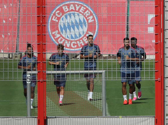 04.08.2026, FC Bayern Muenchen, Training, Saebenerstrasse Muenchen , Fussball, im Bild: Serge Gnabry (FC Bayern Muenchen), Lennart Karl (FC Bayern Muenchen), Jamal Musiala (FC Bayern Muenchen), Ismael Saibari (FC Bayern Muenchen) und Alphons Davies (FC Bayern Muenchen)