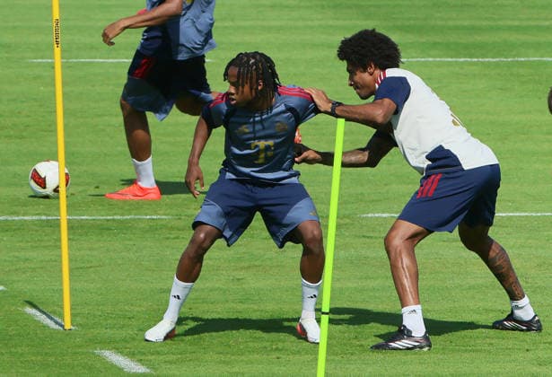 04.08.2026, FC Bayern Muenchen, Training, Saebenerstrasse Muenchen , Fussball, im Bild: Wisdom Mike (FC Bayern Muenchen) vs Dante (FCBII)