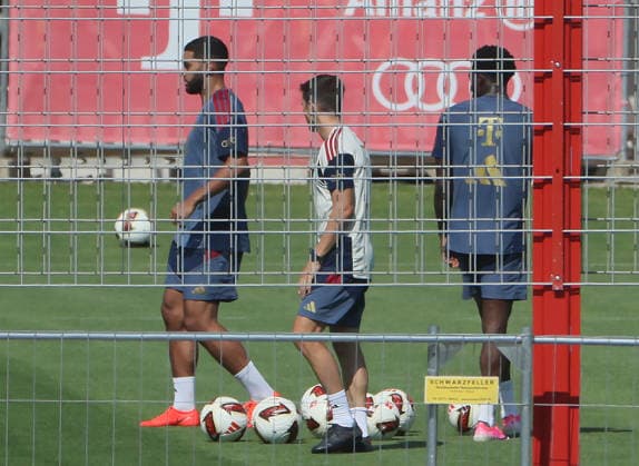 04.08.2026, FC Bayern Muenchen, Training, Saebenerstrasse Muenchen , Fussball, im Bild: Ismael Saibari (FC Bayern Muenchen), Simon Martinello (FC Bayern Muenchen) und Alphons Davies (FC Bayern Muenchen)