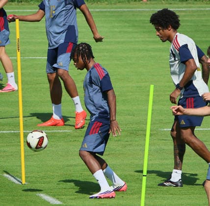 04.08.2026, FC Bayern Muenchen, Training, Saebenerstrasse Muenchen , Fussball, im Bild: Wisdom Mike (FC Bayern Muenchen) vs Dante (FCBII)