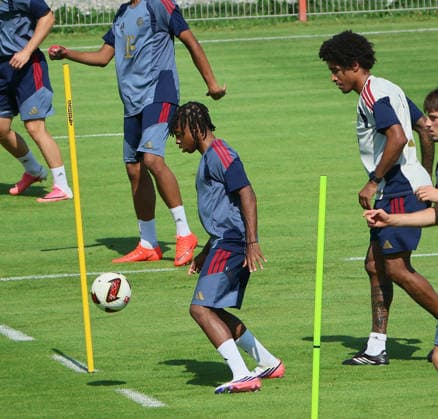 04.08.2026, FC Bayern Muenchen, Training, Saebenerstrasse Muenchen , Fussball, im Bild: Wisdom Mike (FC Bayern Muenchen) vs Dante (FCBII)