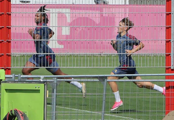 04.08.2026, FC Bayern Muenchen, Training, Saebenerstrasse Muenchen , Fussball, im Bild: Serge Gnabry (FC Bayern Muenchen) und lk sprinten
