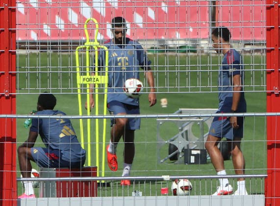 04.08.2026, FC Bayern Muenchen, Training, Saebenerstrasse Muenchen , Fussball, im Bild: Alphons Davies (FC Bayern Muenchen), Ismael Saibari (FC Bayern Muenchen) und Jamal Musiala (FC Bayern Muenchen)