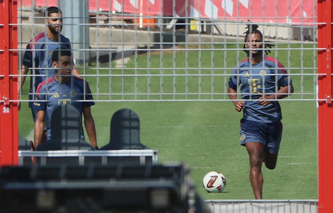 04.08.2026, FC Bayern Muenchen, Training, Saebenerstrasse Muenchen , Fussball, im Bild: Ismael Saibari (FC Bayern Muenchen), Jamal Musiala (FC Bayern Muenchen) und Serge Gnabry (FC Bayern Muenchen)