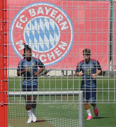 04.08.2026, FC Bayern Muenchen, Training, Saebenerstrasse Muenchen , Fussball, im Bild: Serge Gnabry (FC Bayern Muenchen) und Lennart Karl (FC Bayern Muenchen)