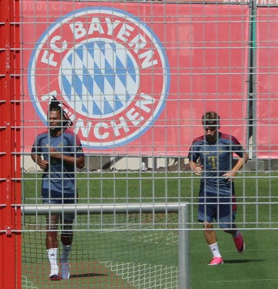 04.08.2026, FC Bayern Muenchen, Training, Saebenerstrasse Muenchen , Fussball, im Bild: Serge Gnabry (FC Bayern Muenchen) und Lennart Karl (FC Bayern Muenchen)