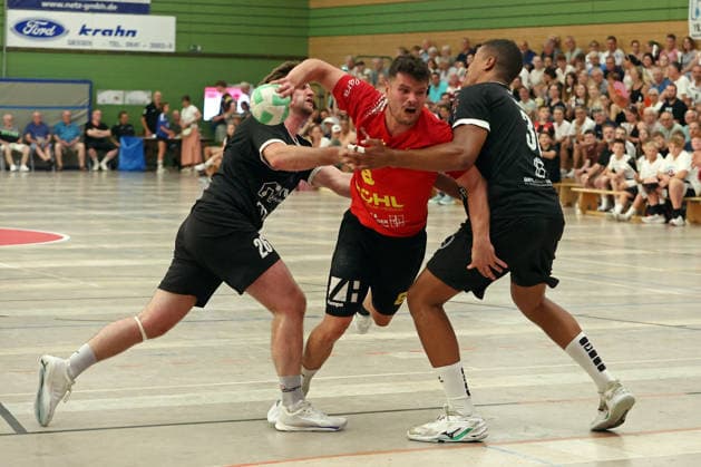 04.08.2026, xovx, Handball Lindencup, HSG Linden - HSG Wettenberg v.l. Luca Weimer (HSG Linden), Lukas Drommershausen (HSG Wettenberg), Maduwike Okpara (HSG Linden) Linden Stadthalle Hessen Deutschland (DE)