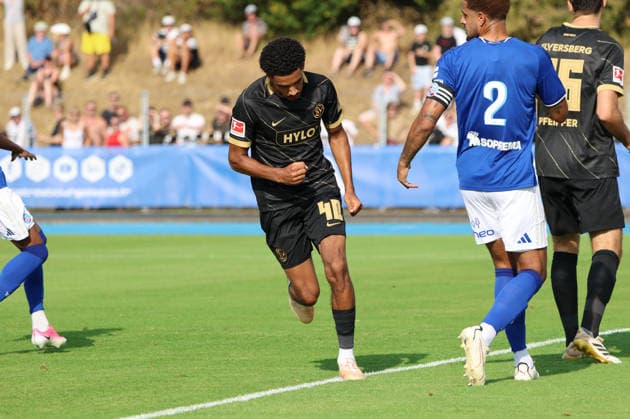 04.08.2026, Fussball, Herren, Testspiel, Saison 2026 2027, Racing Straßburg - SV 07 Elversberg, Torjubel zum 0:1, Torschütze: Francis Onyeka (SV 07 Elversberg) Haguenau Parc des Sports de Haguenau Grand Est Frankreich (FRA) Copyright: xSebastianxBachx