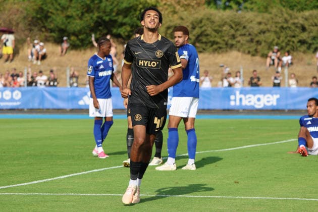 04.08.2026, Fussball, Herren, Testspiel, Saison 2026 2027, Racing Straßburg - SV 07 Elversberg, Torjubel zum 0:1, Torschütze: Francis Onyeka (SV 07 Elversberg) Haguenau Parc des Sports de Haguenau Grand Est Frankreich (FRA) Copyright: xSebastianxBachx