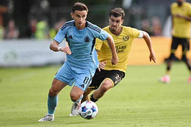 HÄLLEVIK, SVERIGE 20260804 Bratslavas Artur GajdoÅ¡ (tv) och Mjällbys Jesper Gustavsson under tisdagens kval till Champions League, omgang 3, match 1 av 2, mellan Mjällby AIF och SK Slovan Bratislava pa Strandvallen. HÄLLEVIK SVERIGE x10760x