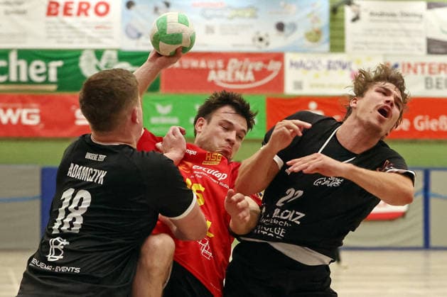 04.08.2026, xovx, Handball Lindencup, HSG Linden - HSG Wettenberg v.l. Nikolas Adamczyk (HSG Linden), Fabian Weide (HSG Wettenberg), Jakob Höhn (HSG Linden) Linden Stadthalle Hessen Deutschland (DE)