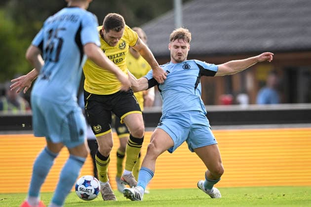 HÄLLEVIK, SVERIGE 20260804 Mjällbys Jacob Bergström och Bratislavas Peter Pokorny under tisdagens kval till Champions League, omgang 3, match 1 av 2, mellan Mjällby AIF och SK Slovan Bratislava pa Strandvallen. HÄLLEVIK SVERIGE x10760x
