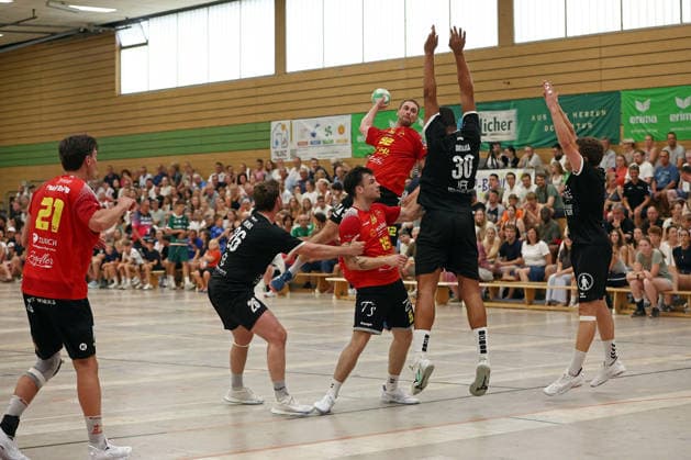 04.08.2026, xovx, Handball Lindencup, HSG Linden - HSG Wettenberg v.l. Tristan Schepp (HSG Wettenberg), Luca Weimer (HSG Linden), Fabian Weide (HSG Wettenberg), Aron Weiße (HSG Wettenberg), Maduwike Okpara (HSG Linden), Moritz Schmeel (HSG Linden) Linden Stadthalle Hessen Deutschland (DE)