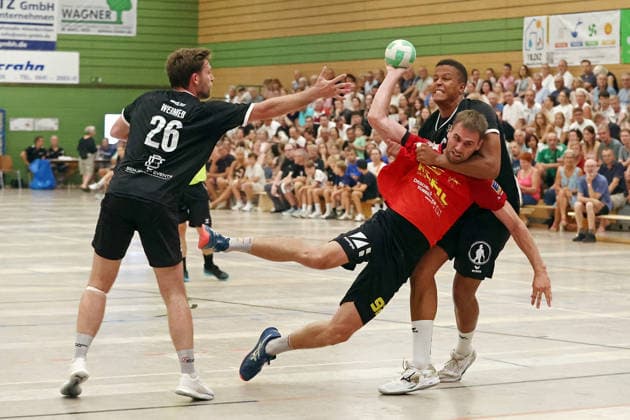 04.08.2026, xovx, Handball Lindencup, HSG Linden - HSG Wettenberg v.l. Luca Weimer (HSG Linden), Aron Weiße (HSG Wettenberg), Maduwike Okpara (HSG Linden) Linden Stadthalle Hessen Deutschland (DE)