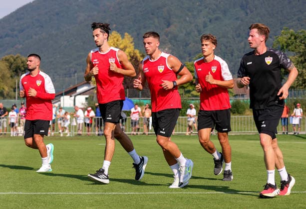 04.08.2026, Deutschland, Grassau, Fußball Bundesliga, Saison 2026 2027, Trainingslager VfB Stuttgart, v.l. Deniz Undav, Atakan Karazor, Ermedin Demirovic, Christopher Olivier, Dr. Andre Filipovic