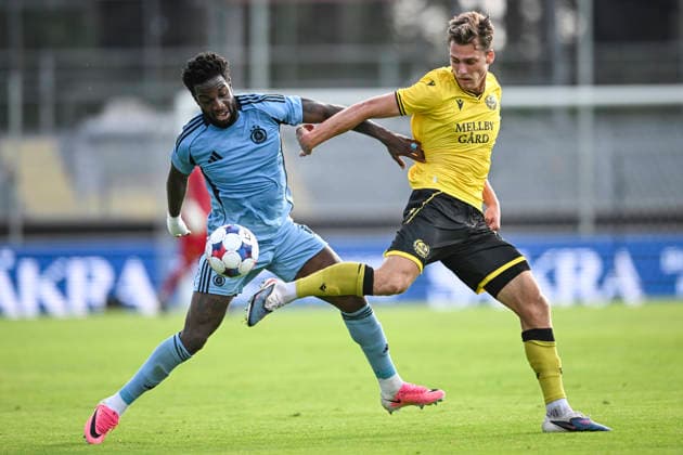 HÄLLEVIK, SWEDEN 20260804 Bratislava s Sandro Cruz (left) and Mjällby s Villiam Granath during Tuesday s Champions League qualifying round 3, match 1 of 2, between Mjällby AIF and SK Slovan Bratislava at Strandvallen. HÄLLEVIK SWEDEN x10760x