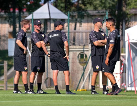 04.08.2026, Deutschland, Grassau, Fußball Bundesliga, Saison 2026 2027, Trainingslager VfB Stuttgart, v.l. David Krecidlo, Trainer Sebastian Hoeneß, Nathaniel Weiss, Philip Kipp, Malik Fathi