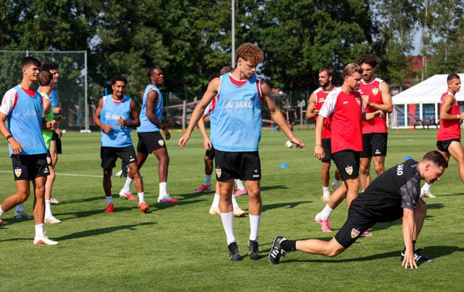 04.08.2026, Deutschland, Grassau, Fußball Bundesliga, Saison 2026 2027, Trainingslager VfB Stuttgart, Lazar Jovanovic, Jan Schimpchen