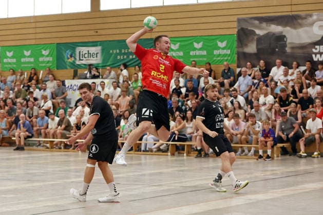 04.08.2026, xovx, Handball Lindencup, HSG Linden - HSG Wettenberg v.l. Moritz Schmeel (HSG Linden), Johannes Schwarz (HSG Wettenberg), Lukas Foos (HSG Linden) Linden Stadthalle Hessen Deutschland (DE)