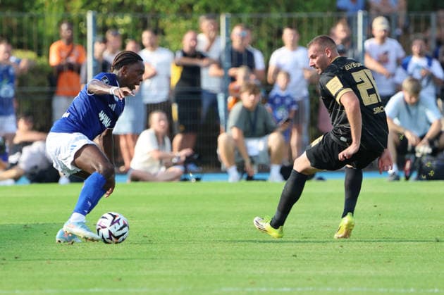 04.08.2026, Fussball, Herren, Testspiel, Saison 2026 2027, Racing Straßburg - SV 07 Elversberg, Luca Sirch (SV 07 Elversberg), Martial Godo (Racing Straßburg) Haguenau Parc des Sports de Haguenau Grand Est Frankreich (FRA) Copyright: xSebastianxBachx