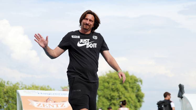 04.08.2026, xrekx, Fussball Testspiel, SV Elversberg - Racing Straßburg v.l. Vincent Wagner Trainer (SV 07 Elversberg) bedankt bedanken sich bei den Fans, the player thanks the fans for their support (DFL DFB REGULATIONS PROHIBIT ANY USE OF PHOTOGRAPHS as IMAGE SEQUENCES and or QUASI-VIDEO) Haguenau