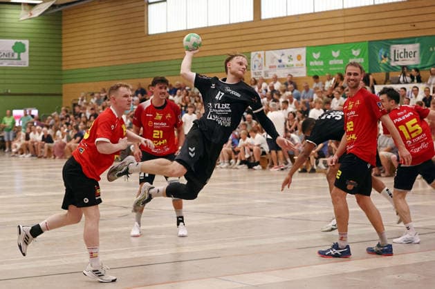 04.08.2026, xovx, Handball Lindencup, HSG Linden - HSG Wettenberg v.l. Jannis Merz (HSG Wettenberg), Tristan Schepp (HSG Wettenberg), Danny Rupprich (HSG Linden), Maduwike Okpara (HSG Linden), Aron Weiße (HSG Wettenberg), Fabian Weide (HSG Wettenberg) Linden Stadthalle Hessen Deutschland (DE)