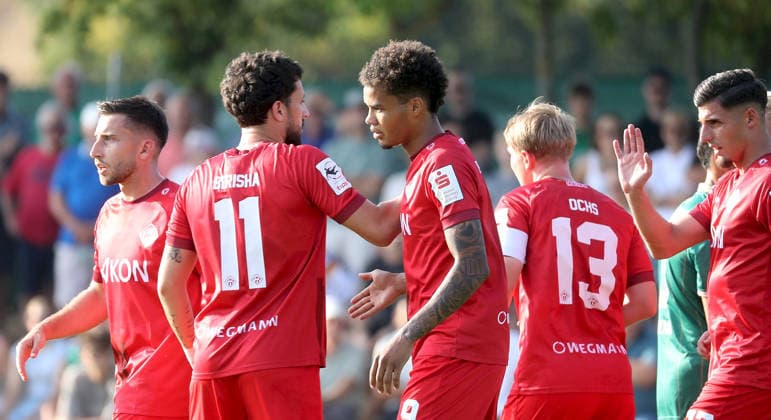 04.08.2026, xfsx, Herren, Fussball, Saison 2026 2027, BFV Verbandspokal, 2. Runde: TSV Abtswind - FC Wuerzburger Kickers v.li.: Dominik Meisel (FC Wuerzburger Kickers), Dion Berisha (FC Wuerzburger Kickers), Jermain Nischalke (FC Wuerzburger Kickers), Philipp Ochs (FC Wuerzburger Kickers), Ivan Franjic (FC Wuerzburger Kickers) mit Torjubel, celebrate the goal, goal celebration, Jubel ueber das Tor zum 0:1 Abtswind Kraeuter Mix Arena Kitzingen Deutschland