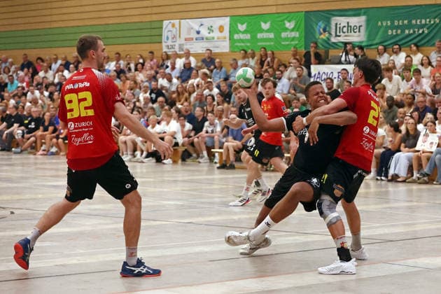 04.08.2026, xovx, Handball Lindencup, HSG Linden - HSG Wettenberg v.l. Aron Weiße (HSG Wettenberg), Maduwike Okpara (HSG Linden), Tristan Schepp (HSG Wettenberg) Linden Stadthalle Hessen Deutschland (DE)