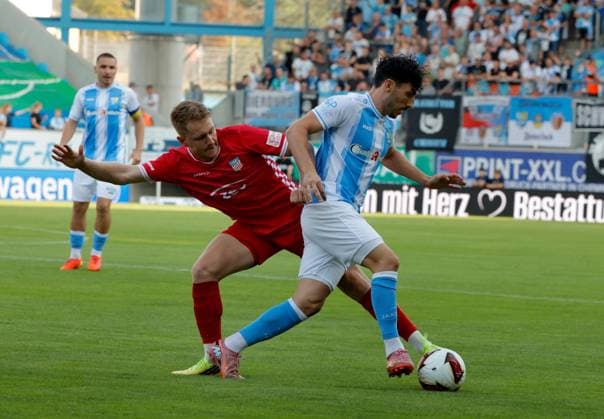 CFC vs FSV Zwickau 04.08.2026 Chemnitz, eins Stadion- An der Gellertstrasse, Fussball, Regionalliga Nordost 2026 2027, 3. Spieltag , CFC, CFC vs FSV Zwickau Zweikampf, rechts Domenico Alberico Chemnitz Sachsen BRD