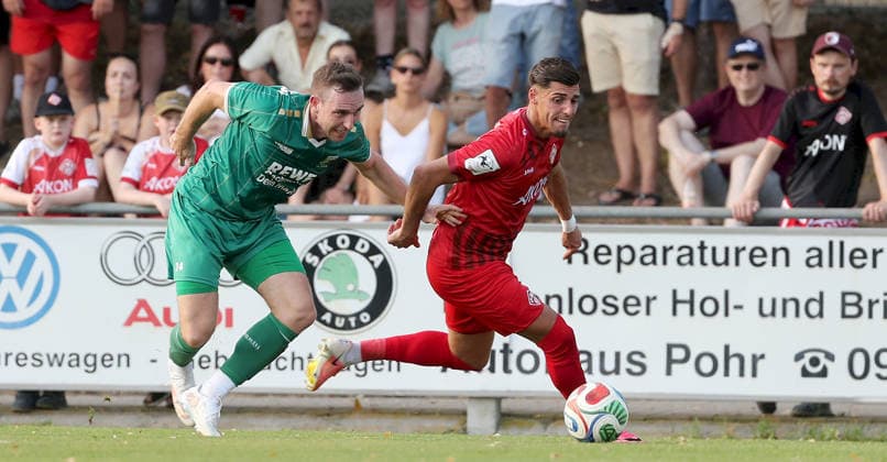04.08.2026, xfsx, Herren, Fussball, Saison 2026 2027, BFV Verbandspokal, 2. Runde: TSV Abtswind - FC Wuerzburger Kickers v.li.: Michael Herrmann (TSV Abtswind), Ivan Franjic (FC Wuerzburger Kickers) Abtswind Kraeuter Mix Arena Kitzingen Deutschland