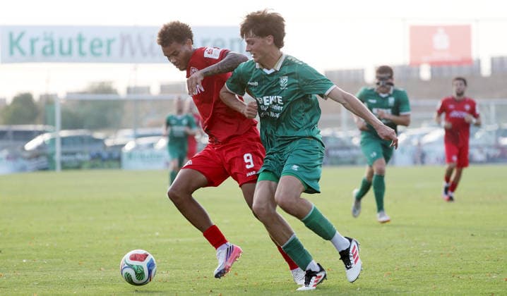 04.08.2026, xfsx, Herren, Fussball, Saison 2026 2027, BFV Verbandspokal, 2. Runde: TSV Abtswind - FC Wuerzburger Kickers v.li.: Jermain Nischalke (FC Wuerzburger Kickers), Nils Kuss (TSV Abtswind) Abtswind Kraeuter Mix Arena Kitzingen Deutschland