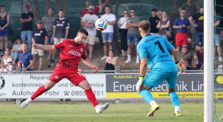 04.08.2026, xfsx, Herren, Fussball, Saison 2026 2027, BFV Verbandspokal, 2. Runde: TSV Abtswind - FC Wuerzburger Kickers v.li.: Dominik Meisel (FC Wuerzburger Kickers), Felix Reusch (TSV Abtswind) Abtswind Kraeuter Mix Arena Kitzingen Deutschland