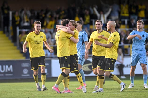 HÄLLEVIK, SVERIGE 20260804 Mjällbys Elliot Stroud (17) jublar med bland andra Jeppe Jensen (10) efter att ha gjort 1-0 pa straff under tisdagens kval till Champions League, omgang 3, match 1 av 2, mellan Mjällby AIF och SK Slovan Bratislava pa Strandvallen. HÄLLEVIK SVERIGE x10760x