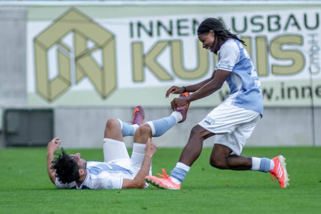 Chemnitz, Deutschland 04. August 2026: Regionalliga Nordost - 2026 2027 - Sp. 3 - Chemnitzer FC gegen FSV Zwickau Im Bild: Domenico Alberico (CFC) unbd Ken Tchouangue (CFC) jubelt nach seinem Tor zum 1:0 Copyright: xFotostandx xNachtigallx