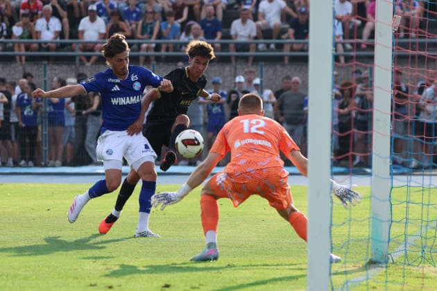 04.08.2026, Fussball, Herren, Testspiel, Saison 2026 2027, Racing Straßburg - SV 07 Elversberg, Torschuss zum 2:3, Torschütze: Noah Darvich (SV 07 Elversberg) Haguenau Parc des Sports de Haguenau Grand Est Frankreich (FRA) Copyright: xSebastianxBachx