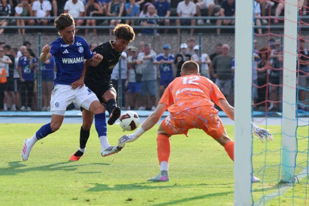 04.08.2026, Fussball, Herren, Testspiel, Saison 2026 2027, Racing Straßburg - SV 07 Elversberg, Torschuss zum 2:3, Torschütze: Noah Darvich (SV 07 Elversberg) Haguenau Parc des Sports de Haguenau Grand Est Frankreich (FRA) Copyright: xSebastianxBachx