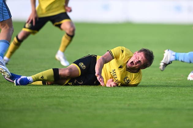 HÄLLEVIK, SVERIGE 20260804 Mjällbys Ãki Samuelsen ligger pa gräset och har ont under tisdagens kval till Champions League, omgang 3, match 1 av 2, mellan Mjällby AIF och SK Slovan Bratislava pa Strandvallen. HÄLLEVIK SVERIGE x10760x