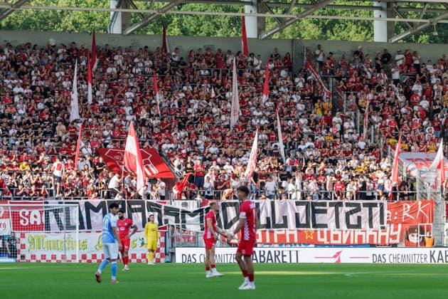 04.08.2026, GER, Regionalliga Nord-Ost, 3. Spieltag, Saison 2026 2027), Chemnitz, Chemnitzer FC - FSV Zwickau Fans von FSV Zwickau mit Banner für die Aufstiegsreform Chemnitz eins-Stadion - An der Gellertstraße Sachsen Deutschland Copyright: xnordphotoxGmbHx xTrienitzx