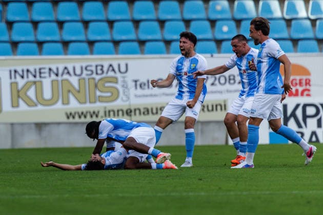 04.08.2026, GER, Regionalliga Nord-Ost, 3. Spieltag, Saison 2026 2027), Chemnitz, Chemnitzer FC - FSV Zwickau Domenico Alberico (Chemnitzer FC 10) jubelt Ken Tchouangue (Chemnitzer FC 20), Maurizio Grimaldi (Chemnitzer FC 23), Andreas Geipl (Chemnitzer FC 6), Dennis Slamar (Chemnitzer FC 21) Chemnitz eins-Stadion - An der Gellertstraße Sachsen Deutschland Copyright: xnordphotoxGmbHx xTrienitzx