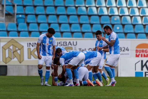 04.08.2026, GER, Regionalliga Nord-Ost, 3. Spieltag, Saison 2026 2027), Chemnitz, Chemnitzer FC - FSV Zwickau Domenico Alberico (Chemnitzer FC 10) jubelt Ken Tchouangue (Chemnitzer FC 20), Maurizio Grimaldi (Chemnitzer FC 23), Andreas Geipl (Chemnitzer FC 6), Dennis Slamar (Chemnitzer FC 21) Chemnitz eins-Stadion - An der Gellertstraße Sachsen Deutschland Copyright: xnordphotoxGmbHx xTrienitzx