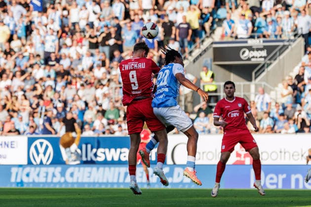 04.08.2026, GER, Regionalliga Nord-Ost, 3. Spieltag, Saison 2026 2027), Chemnitz, Chemnitzer FC - FSV Zwickau Lennert Möbius Lennert Moebius (FSV Zwickau 9) im Zweikampf gegen Ken Tchouangue (Chemnitzer FC 20) Chemnitz eins-Stadion - An der Gellertstraße Sachsen Deutschland Copyright: xnordphotoxGmbHx xTrienitzx