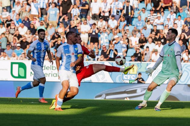 04.08.2026, GER, Regionalliga Nord-Ost, 3. Spieltag, Saison 2026 2027), Chemnitz, Chemnitzer FC - FSV Zwickau Daniel Haubner (FSV Zwickau 28) im Zweikampf gegen Andreas Geipl (Chemnitzer FC 6) und David Richter (Chemnitzer FC 1) Chemnitz eins-Stadion - An der Gellertstraße Sachsen Deutschland Copyright: xnordphotoxGmbHx xTrienitzx