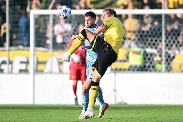 HÄLLEVIK, SVERIGE 20260804 Bratsilavas Mykola Kukharevych (tv) och Mjällbys Ludvig Svanberg under tisdagens kval till Champions League, omgang 3, match 1 av 2, mellan Mjällby AIF och SK Slovan Bratislava pa Strandvallen. HÄLLEVIK SVERIGE x10760x