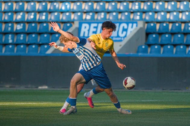 04.08.2026 Fußball Herren 2026 2027 Regionalliga Nordost 3. Spieltag 1. FC Magdeburg II - FSV 63 Luckenwalde Avnet Arena Magdeburg Claas Zamzow (Luckenwalde, 16, gelb) im Zweikampf mit Mathis Frohberg (Magdeburg, 8, blau-weiß). Magdeburg Sachsen-Anhalt Deutschland