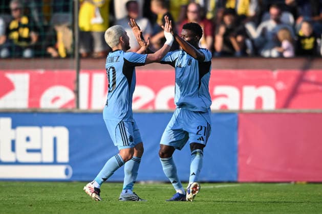 HÄLLEVIK, SVERIGE 20260804 Bratislavas Suleiman Camara Sanneh (th) jublar med Cristian Martinez efter att ha kvitterat till 1-1 under tisdagens kval till Champions League, omgang 3, match 1 av 2, mellan Mjällby AIF och SK Slovan Bratislava pa Strandvallen. HÄLLEVIK SVERIGE x10760x