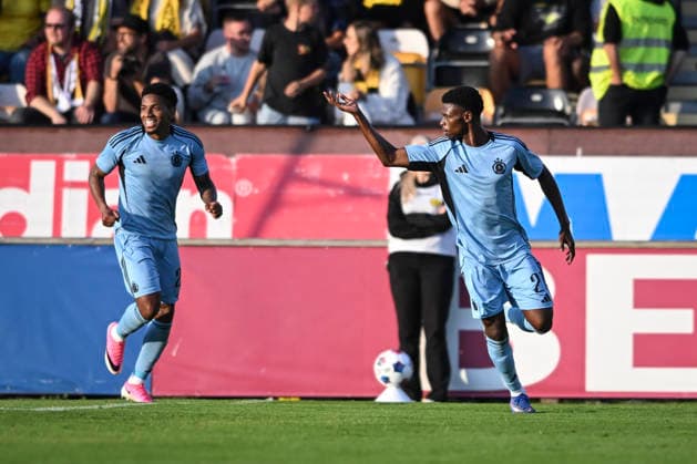 HÄLLEVIK, SWEDEN 20260804 Bratislava s Suleiman Camara Sanneh (r) celebrates with Cristian Martinez after equalizing to 1-1 during Tuesday s Champions League qualifying round 3, match 1 of 2, between Mjällby AIF and SK Slovan Bratislava at Strandvallen. HÄLLEVIK SWEDEN x10760x