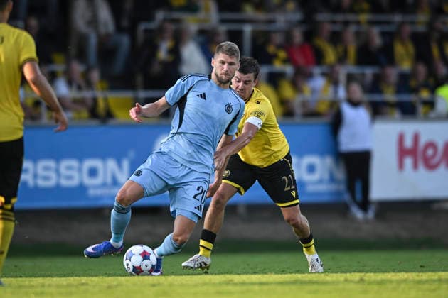 HÄLLEVIK, SVERIGE 20260804 Bratsilavas Alen Mustafic (tv) och Mjällbys Jesper Gustavsson under tisdagens kval till Champions League, omgang 3, match 1 av 2, mellan Mjällby AIF och SK Slovan Bratislava pa Strandvallen. HÄLLEVIK SVERIGE x10760x