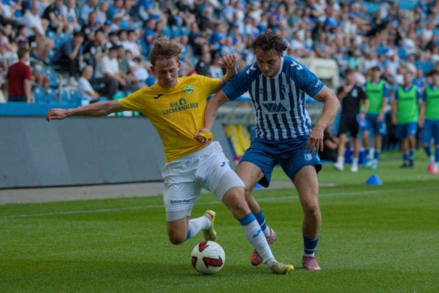 04.08.2026 Fußball Herren 2026 2027 Regionalliga Nordost 3. Spieltag 1. FC Magdeburg II - FSV 63 Luckenwalde Avnet Arena Magdeburg Julian Mätzke (Luckenwalde, 11, gelb) im Zweikampf mit Marcel Zajusch (Magdeburg, 28, blau-weiß). Magdeburg Sachsen-Anhalt Deutschland